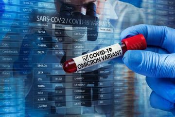 Varian Omicron bertransmisi lebih cepat dan dapat menyebabkan infeksi ulang pada penyintas Covid-19.