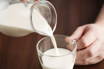 Hindari minum produk susu mentah agar tidak terinfeksi bruselosis. 