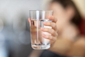 MInum air putih bisa jadi solusi menurunkan berat badan.