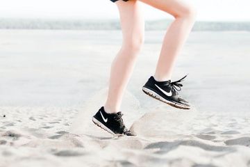 Berjalan kaki di pantai lebih membakar kalori. Gunakan sepatu yang nyaman.