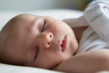 Bruntusan pada pipi bayi akan hilang sendiri tanpa pengobatan khusus.