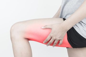 Cedera hamstring menimbulkan gejala nyeri seperti adanya sobekan di otot paha.