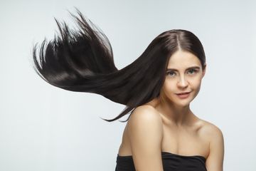 Cara membuat rambut hitam berkilau permanen.