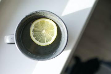 Khasiat Minum Air Lemon Hangat di Malam Hari Sebelum Tidur, Salah Satunya Bisa Menghidrasi Tubuh