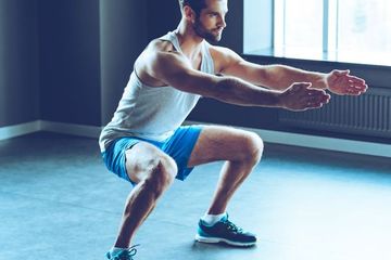 Melakukan squat adalah cara terbaik untuk mengencangkan paha dan kaki.
