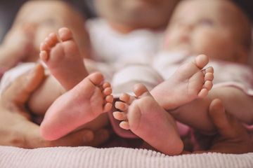 Sebelum melahirkan anak kembar ternyata ada tanda-tanda yang bisa dirasakan oleh ibu.