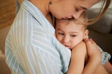 Memeluk bayi saat tidur membantu mengencerkan dahak pada bayi.