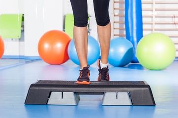 Latihan step-up, aman dan membakar kalori lebih banyak.