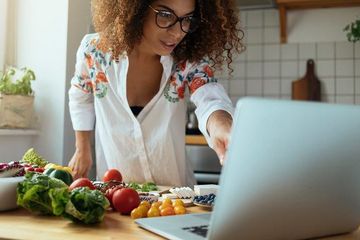 Metode diet 17 hari menghilangkan karbohidrat dan menjanjikan penurunan berat badan yang cepat.