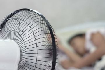 Stop menggunakan kipas angin saat tidur malam. Ini bahayanya.