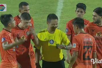Wasit Iwan Sukoco dirubung pemain Persiraja (12/1/2022). 