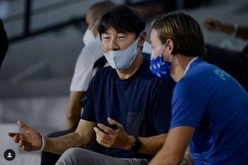 Marc Klok berjumpa Shin Tae-yong di tribun dalam laga Persib vs Bali United (13/1/2022).