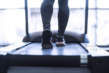 Manfaat berlari di treadmill juga dapat membakar lemak dan membuat bugar.