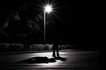 Pembunuhan gadis pribumi menguak misteri terbunuhnya seorang gadis indo.