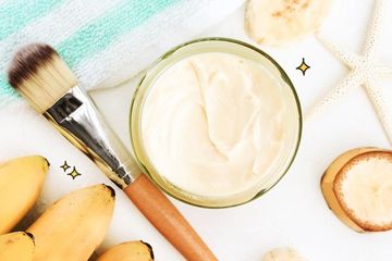 Masker pisang, dapat dicampur dengan berbagai bahan alami, untuk mengatasi rambut kusam.