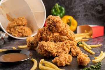 Pemilik makanan perlu mengindari beberapa jenis makanan karena bisa mempengaruhi produksi sebum.