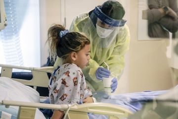 Pasien anak akibat Covid-19 Omicron mengembangkan gejala neurologis seperti sakit kepala. 