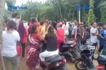 Situasi Warga saat mengadang polisi yang akan mengevakuasi pemuda di penjara milik Bupati Langkat. 