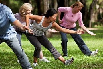 Tai Chi, contoh latihan keseimbangan pada lansia untuk membantu menjaga berdiri dan stabilitas.