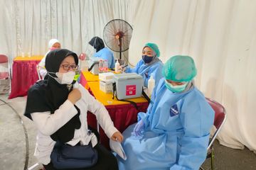 Pemerintah mempercepat pemberian vaksin Covid-19 pertama hingga melengkapi sampai booster.  