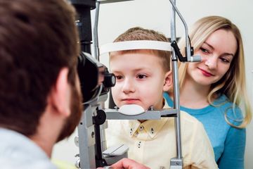 Bukan hanya orang dewasa, nyatanya mata anak juga bisa minus sejak dini