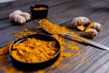 Kunyit salah satu obat rumahan untuk mengatasi pegal linu.
