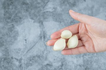 Bawang Putih Bisa Dimanfaatkan untuk mengobati sakit gigi.
