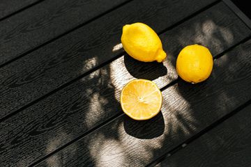 Tips menurunkan asam urat tinggi dengan lemon.