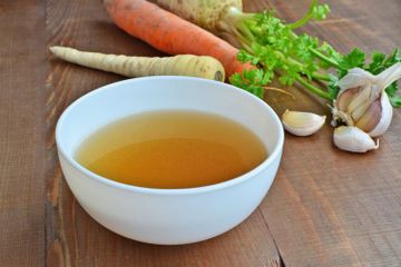 Dikasih Tahu Rahasia Mertua, Beginilah Cara Membuat Kaldu Ayam Bening yang  Gurih Nagih, Bahan Tambahan Ini Gak Boleh Sampai Kelewatan! - Semua Halaman  - Sajian Sedap