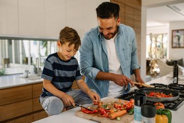 Lebih banyak makan di rumah contoh gaya hidup hemat di kantong dan sehat untuk fisik dan mental.