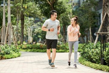 Diet dan olahraga seperti jalan cepat dapat membantu pria mengatasi risiko kanker prostat.