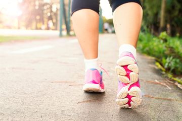 Cobalah Rutin Jalan Kaki Setiap Hari, Manfaatnya Bisa Bantu Turunkan Berat Badan hingga Bikin Tidur Lebih Nyenyak