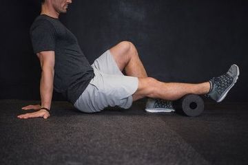 Foam rolling, salah satu latihan untuk melancarkan sirkulasi darah di kaki.