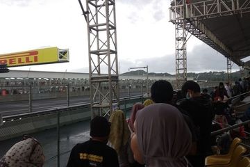 Penonton di Sirkuit Mandalika. Asyik penonton MotoGP Mandalika Lombok enggak perlu tes PCR atau antigen, asalkan sudah 2 kali vaksin.