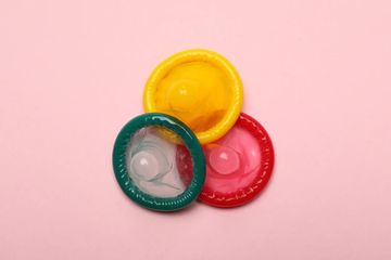 Perbedaan antara kondom wanita dan kondom pria yang dapat mencegah kehamilan dan risiko infeksi penyakit menular seks.