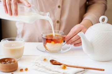 Mencampur susu dengan teh bukan tindakan bijaksana karena berdampak pada kesehatan.