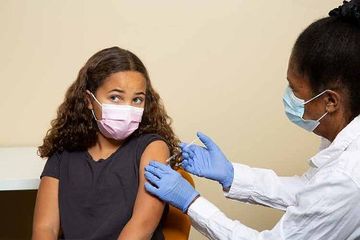 Anak pra-remaja perlu disuntik HPV untuk menghindari virus penyebab kanker serviks di kemudian hari.