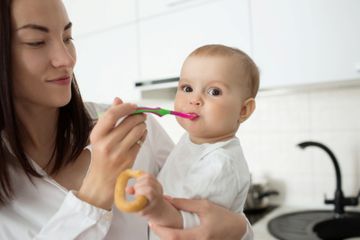 Bahaya Memberikan MPASI Sebelum Bayi 6 Bulan, Tingkatkan Risiko Penyakit Kronis