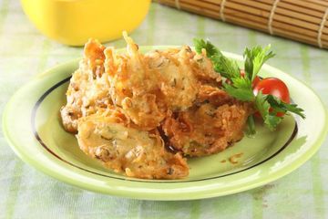 Gorengan perlu dihindari saat sahur karena bikin haus seharian.