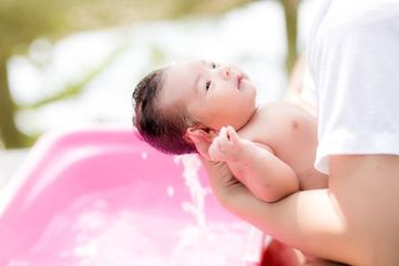 Pilih sampo yang kandungannya aman untuk rambut bayi.