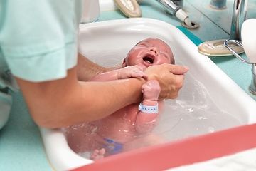 Memandikan bayi baru lahir tak perlu menggunakan kosmetik bayi seperti sabun dan sampo.