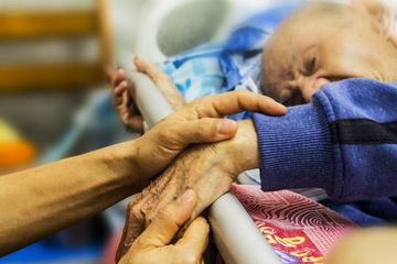 Profesor usia 92 tahun meninggal dunia dalam kesendirian di panti jompo, ditelantarkan 8 anaknya yang dokter sukses.
