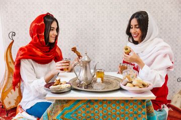 Perut cepat kenyang saat buka puasa.