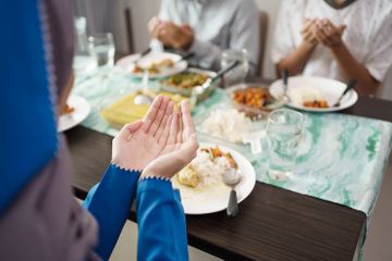 Dampak makan sahur dekat waktu subuh bagi kesehatan.
