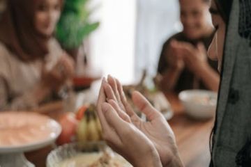 Selain Dijauhkan Diri dari Setan, Ini Manfaat Doa Sebelum Makan dan Minum yang Dibuktikan Secara Ilmiah