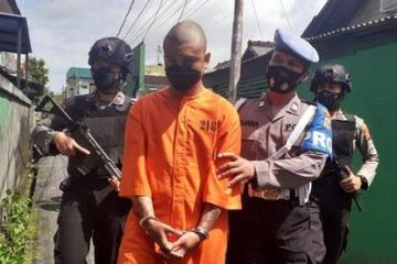Tersangka Emanuel Chaesar Bagaskara, pembuat dan pengedar kue mengandung narkotika ditangkap Polresta Denpasar. 