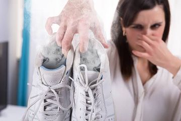 Bau kaki menyengat hingga pengaruhi sepatu.
