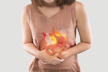 Cara mengatasi asam lambung dengan lemon dan madu.