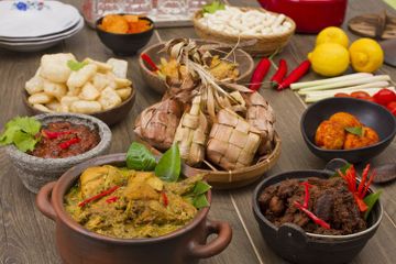 Makan lebaran memang nikmat, namun waspada terlebih bagi para penderita kolesterol.
