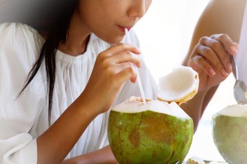 Buka Puasa Dengan Minum Air Kelapa Baik Untuk Kesehatan? Berikut Manfaatnya